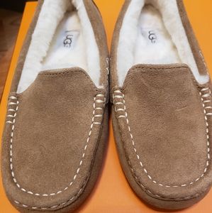 UGG Moccasins Tan Size 6